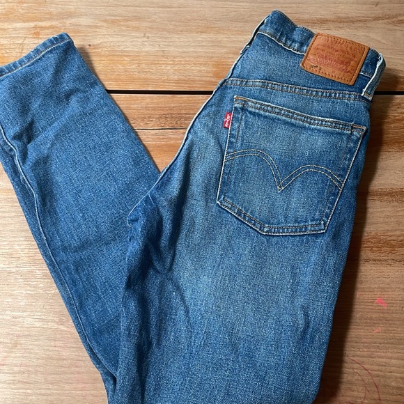 Levi’s 501s Medium Wash Jeans - Picture 4 of 11